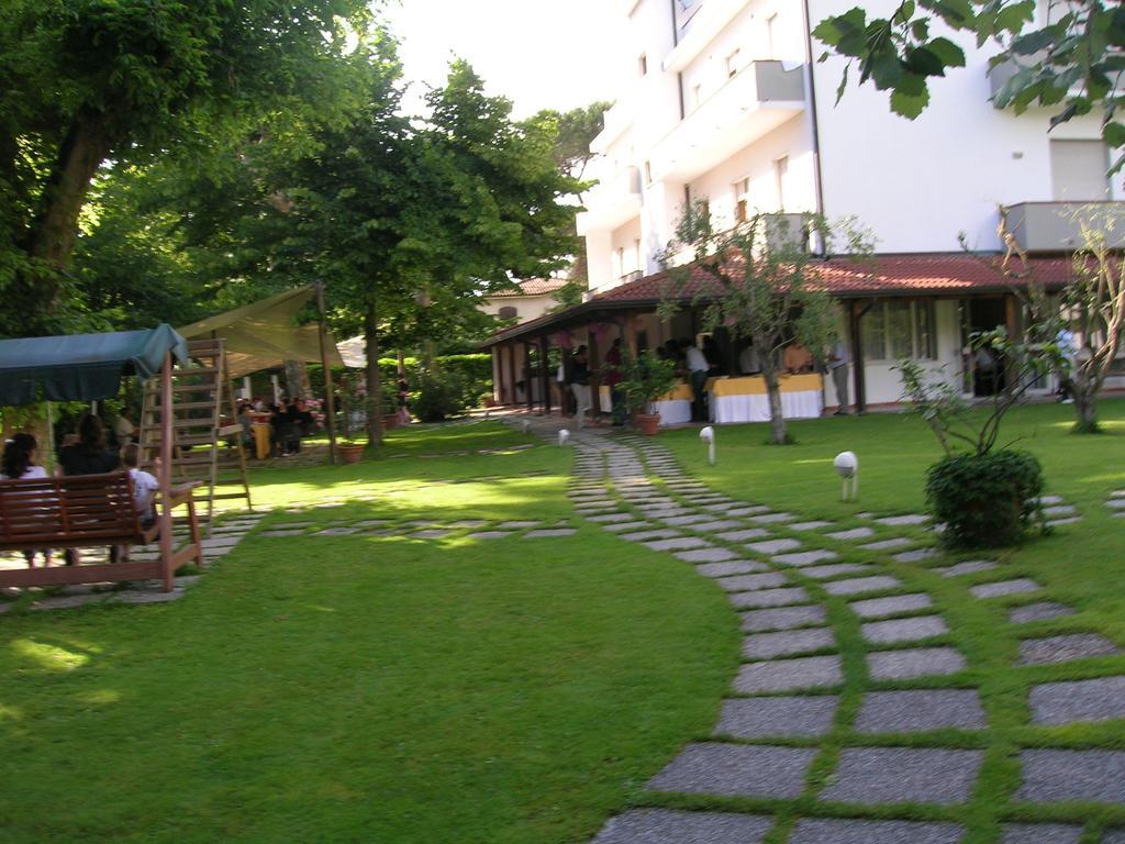 Hotel La Bussola Marina di Massa Exterior photo